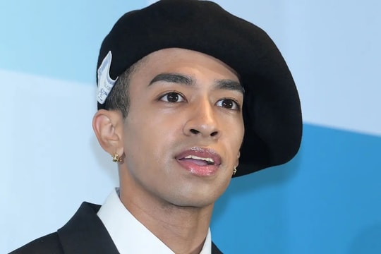 Nam ca sĩ bị bắt vì bán khỏa thân trên phố