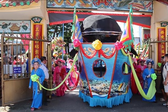 Độc đáo đoàn diễu hành hóa thân thành sinh vật biển tại lễ hội