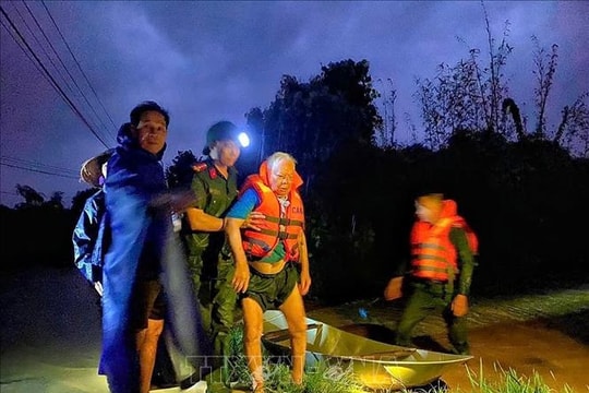 Công an Bắc Ninh cứu một gia đình thoát khỏi lũ dữ