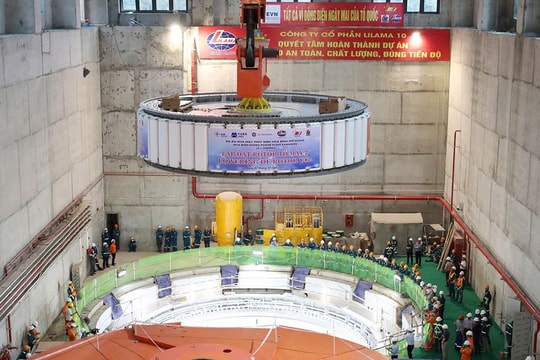Hạ đặt thành công rotor tổ máy số 2 dự án Thủy điện Hòa Bình mở rộng