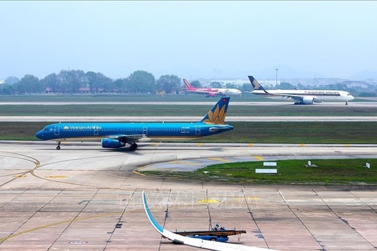 Gần 20 chuyến bay chờ, chuyến hướng hạ cánh do mưa dông kéo dài tại Hà Nội