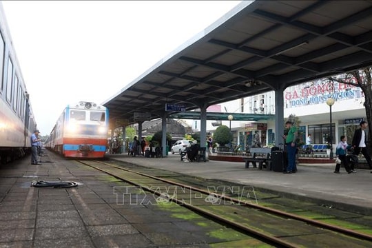 Mưa lớn, đường ngập, ngành đường sắt khuyến cáo hành khách ra ga sớm làm thủ tục