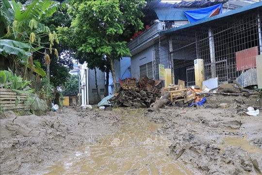 Sau một tuần ngập lụt, một số tuyến đường ở Lào Cai vẫn ngổn ngang bùn đất