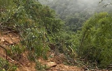 Khẩn trương tìm kiếm, hỗ trợ mai táng hai người bị vùi lấp do sạt lở đất ở Thanh Hóa