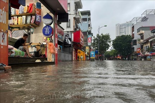 Cuộc sống người dân Thủ đô đảo lộn vì mưa ngập