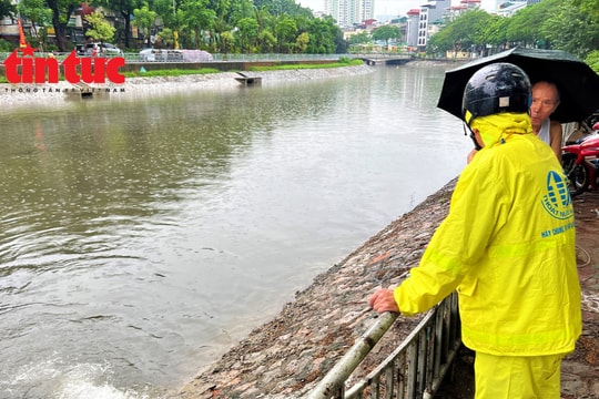 Hà Nội ngập nặng nhiều nơi, nhưng gần sông, hồ lại 'thoát'