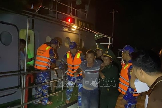 Va chạm giữa tàu hàng và tàu cá làm một ngư dân mất tích