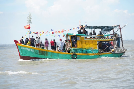 Biển Cần Giờ sôi động với đoàn thuyền ngư dân rước Nghinh Ông ra khơi