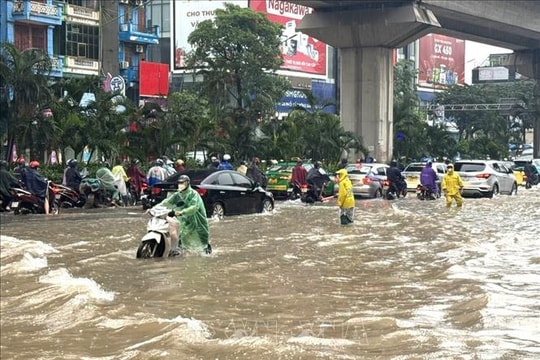 Cảnh sát giao thông Hà Nội bám chốt, hỗ trợ người dân dưới trời mưa lớn