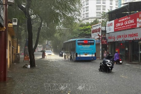 Hà Nội: Khuyến cáo người dân hạn chế di chuyển qua các điểm úng ngập