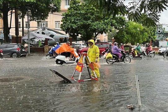 Hà Nội kích hoạt các phương án ứng phó, tập trung tiêu úng tại 90 vị trí ngập nước