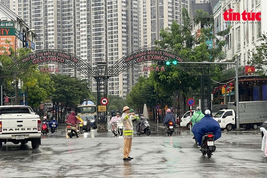 Cảnh sát giao thông Hà Nội 'căng mình' toàn tuyến hỗ trợ người dân trong mưa ngập