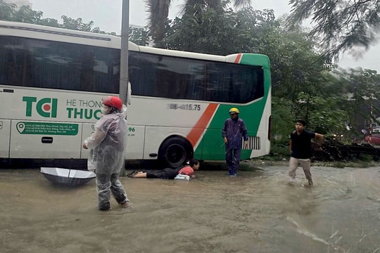 Phát hiện điểm rò điện khiến nhiều người bị giật trong mưa ngập