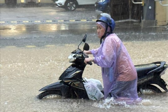 Hà Nội mưa lớn, cảnh báo hàng loạt tuyến đường nguy cơ ngập úng