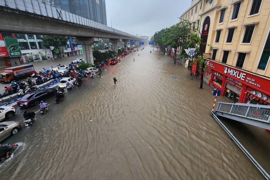 Mưa xuyên đêm, đường phố Hà Nội mênh mông 'biển nước'