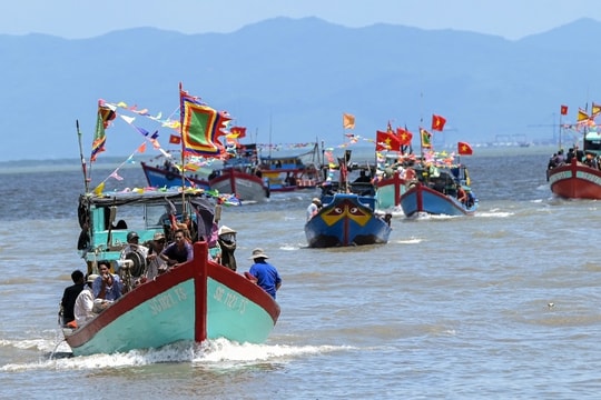 Cần Giờ rộn ràng Lễ hội Nghinh Ông, hàng trăm ngư dân ra khơi cầu bình an
