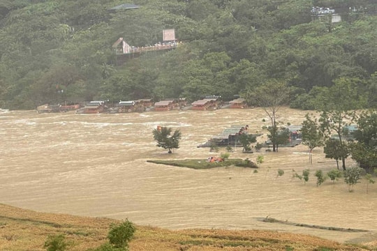 Dừng tham quan thác Bản Giốc do mưa bão