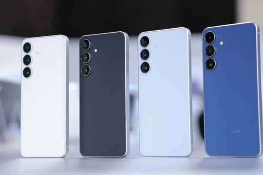 Người trẻ trải nghiệm chụp ảnh với camera Galaxy S25 FE