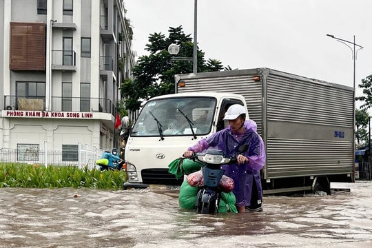 Những người vượt 'biển nước' đi làm