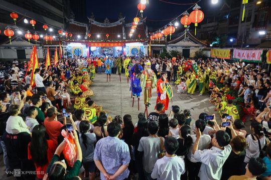 Trung thu tại ngôi miếu 300 năm tuổi của người Hoa ở TP HCM