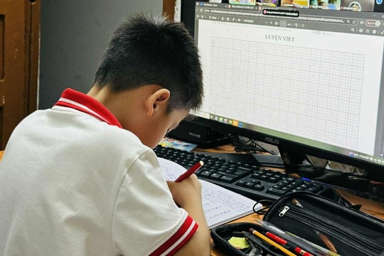 Phụ huynh rối bời vì con học online ngày mưa ngập