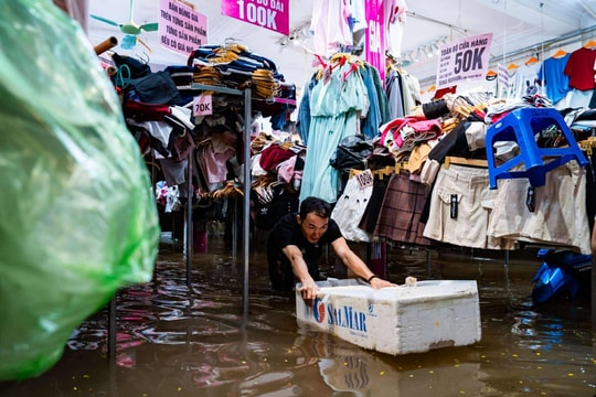 Kinh doanh ngưng trệ vì mưa ngập sau bão Matmo