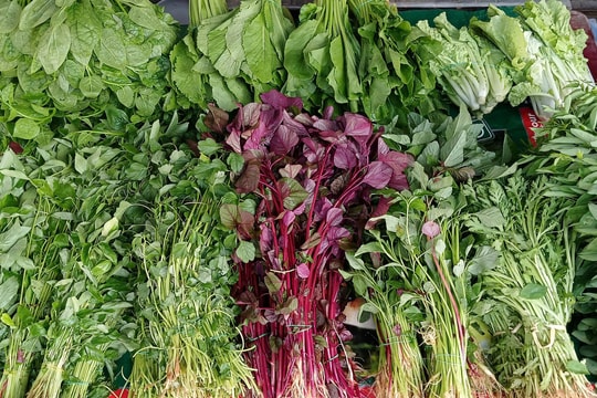 Giá rau xanh ở TP HCM, Hà Nội tăng vọt