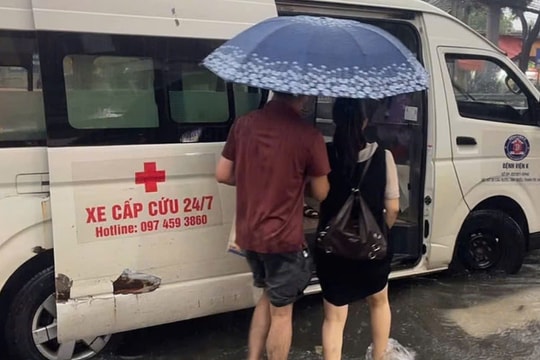 Hà Nội ngập sâu, bệnh viện dùng ôtô trung chuyển bệnh nhân