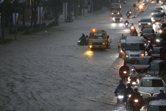 Dự báo Hà Nội mưa giông đến trưa nay