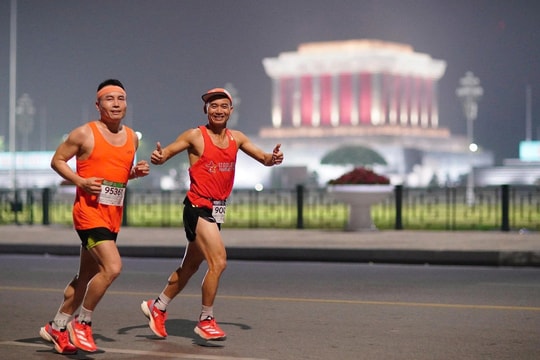 Những góc 'sống ảo' chỉ có trên đường chạy đêm Hà Nội