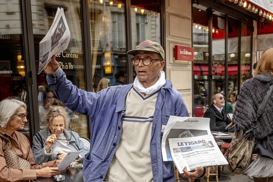 Người bán báo rong được Tổng thống Pháp trao huân chương