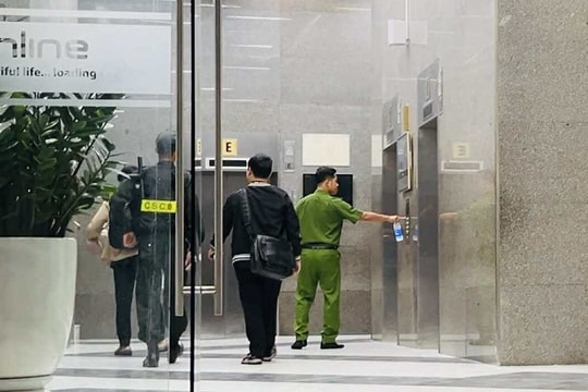 Công an làm việc nhiều giờ ở trụ sở công ty của Shark Bình