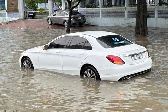 Mưa ngập, đi ngược đường hay vượt đèn đỏ có bị phạt nguội?