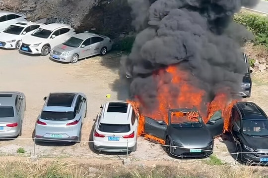 Ôtô bốc cháy trong bãi đỗ, thiêu rụi 7 xe khác