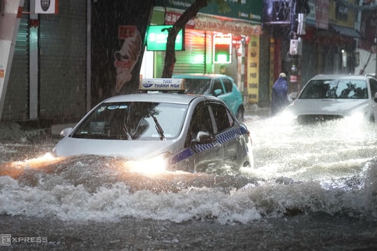 Trường học ở Hà Nội đồng loạt chuyển học online vì lo ngập