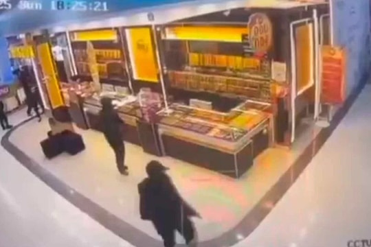 Băng cướp mang súng cướp tiệm vàng Thái Lan