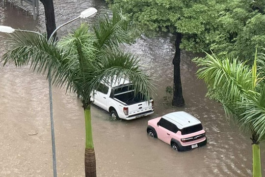 Xe đỗ vùng ngập nước có nên tháo ắc-quy?