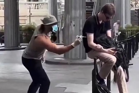 TikToker nổi tiếng lĩnh án tù vì trò đâm kim tiêm vào người lạ