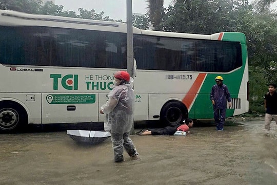 Nhiều người có biểu hiện giật điện khi qua nút giao ngập nước