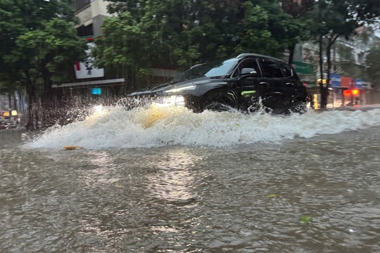 Hoàn lưu bão Matmo gây mưa lớn, nhiều tuyến phố Hà Nội ngập sâu