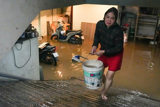 Người Hà Nội đắp đập, tát nước chống ngập