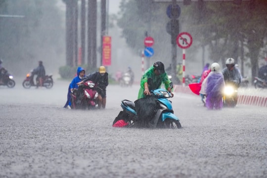 Mưa lớn gây ngập 70 điểm, nhiều tuyến đường Hà Nội ùn tắc