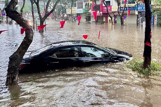 Ôtô ngập sâu trong nước