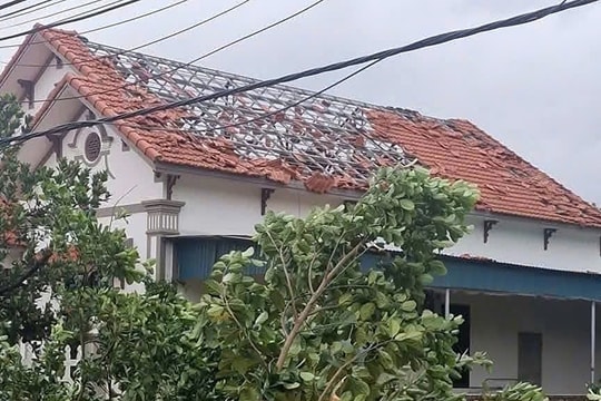 Lốc xoáy làm tốc mái nhà, gãy cột điện ở Hải Phòng