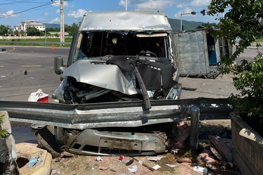Ôtô khách biến dạng sau tai nạn liên hoàn