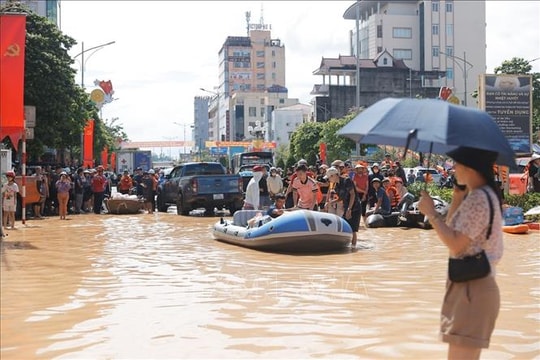 Lực lượng cứu trợ giúp người dân Thái Nguyên khắc phục bão lũ