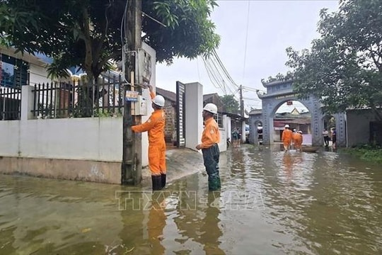 Điện lực Hà Nội nhanh chóng khôi phục điện cho các khu vực ngập úng