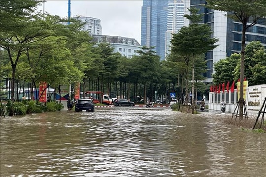 Hà Nội: Vẫn còn nhiều điểm ngập sâu, giao thông khó khăn