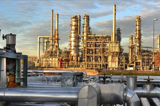 Giá dầu tăng sau quyết định hạn chế sản lượng của OPEC+