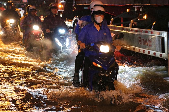 TP Hồ Chí Minh: Mưa lớn kèm triều cường làm nhiều tuyến đường ngập sâu